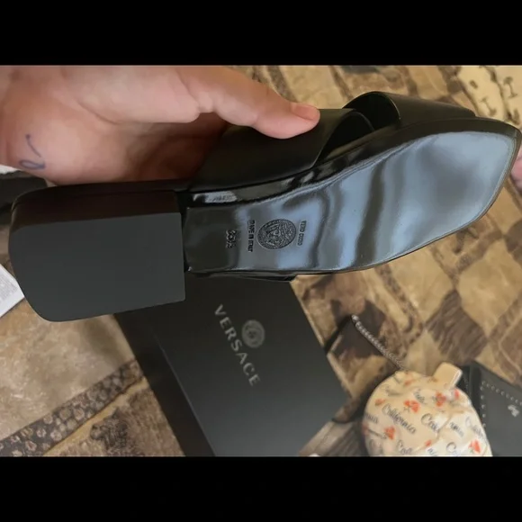 Versace - Picture 2 of 6